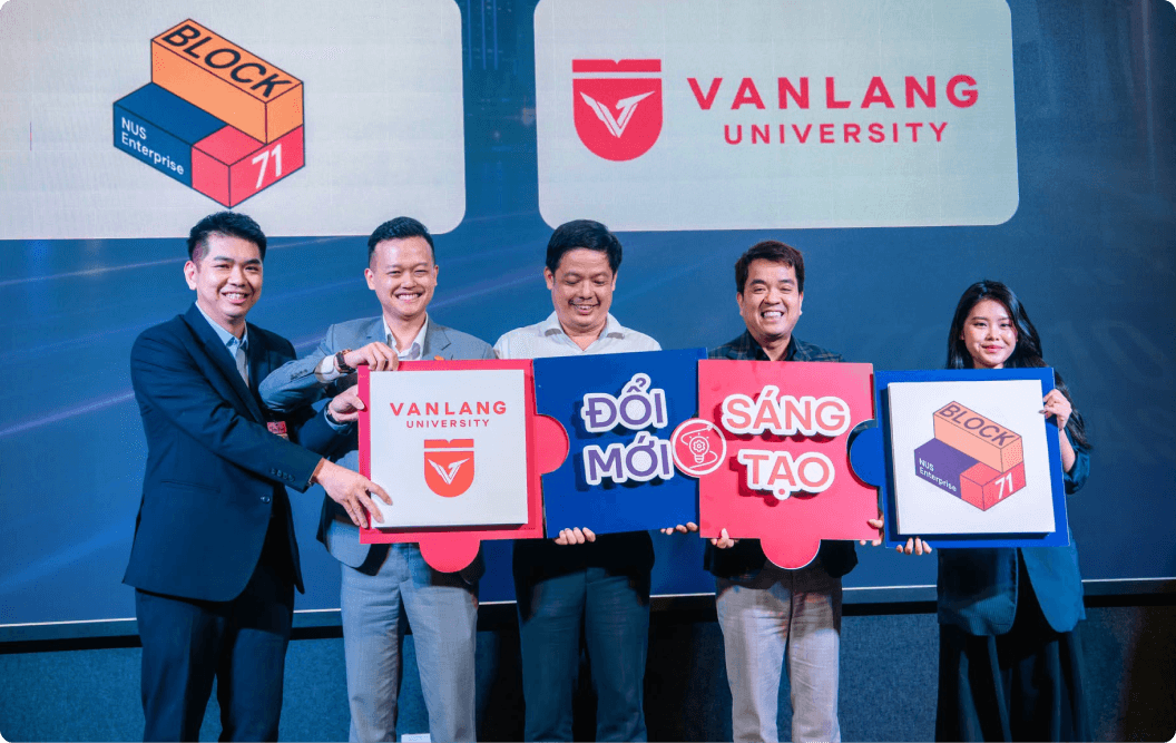 Block71 and Van Lang University leaders holding Đổi mới Sáng tạo puzzle pieces