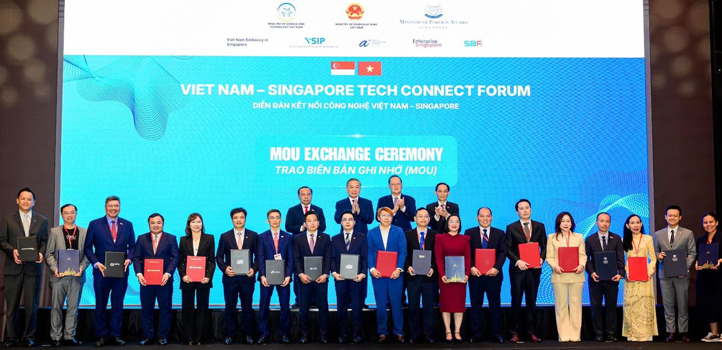 B71 Vietnam and Van Lang University signing the memorandum of understanding
